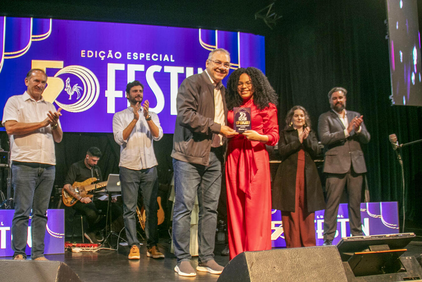 Ganhadores de troféus e prêmios em dinheiro foram conhecidos após grande final realizada no último sábado (25) no Teatro Municipal, que recebeu grande público