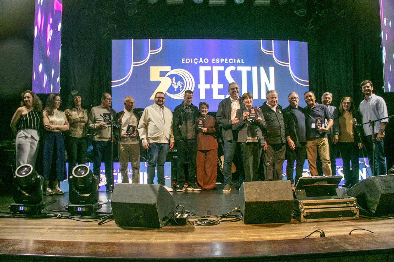 Ganhadores de troféus e prêmios em dinheiro foram conhecidos após grande final realizada no último sábado (25) no Teatro Municipal, que recebeu grande público