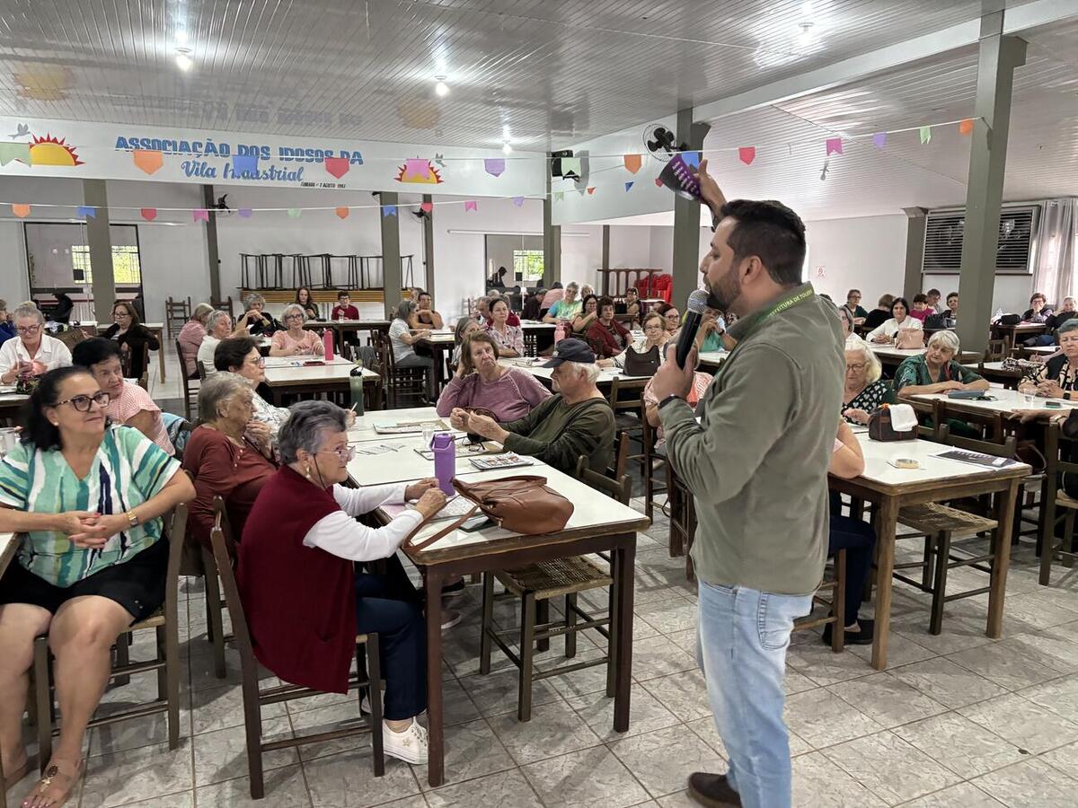 Atividade reuniu idosos para orientações sobre prevenção da violência e divulgou curso gratuito sobre uso de smartphones