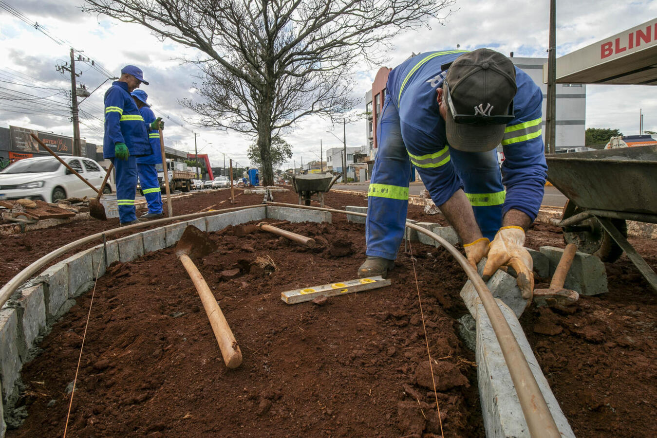 Emdur trabalha ainda na recuperação de ruas e no asfalto rural. Investimentos trazem mais segurança e valorizam a cidade