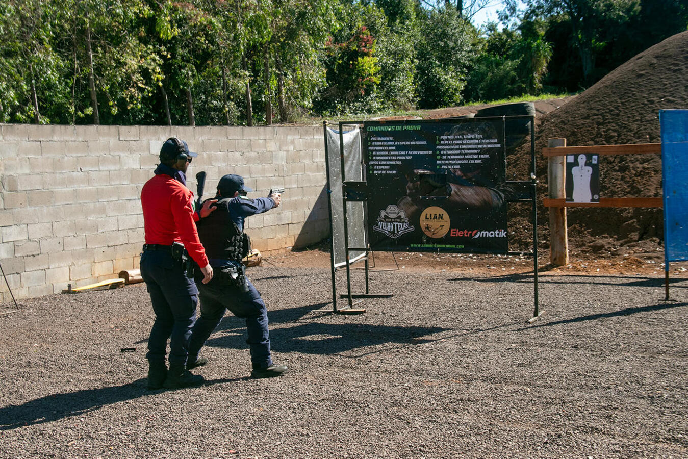 Efetivo da Guarda Municipal já habilitado ao uso de armas de fogo tem realizado estágio de 12 horas no Velho Texas; 1ª turma concluiu etapa na última quinta (9)