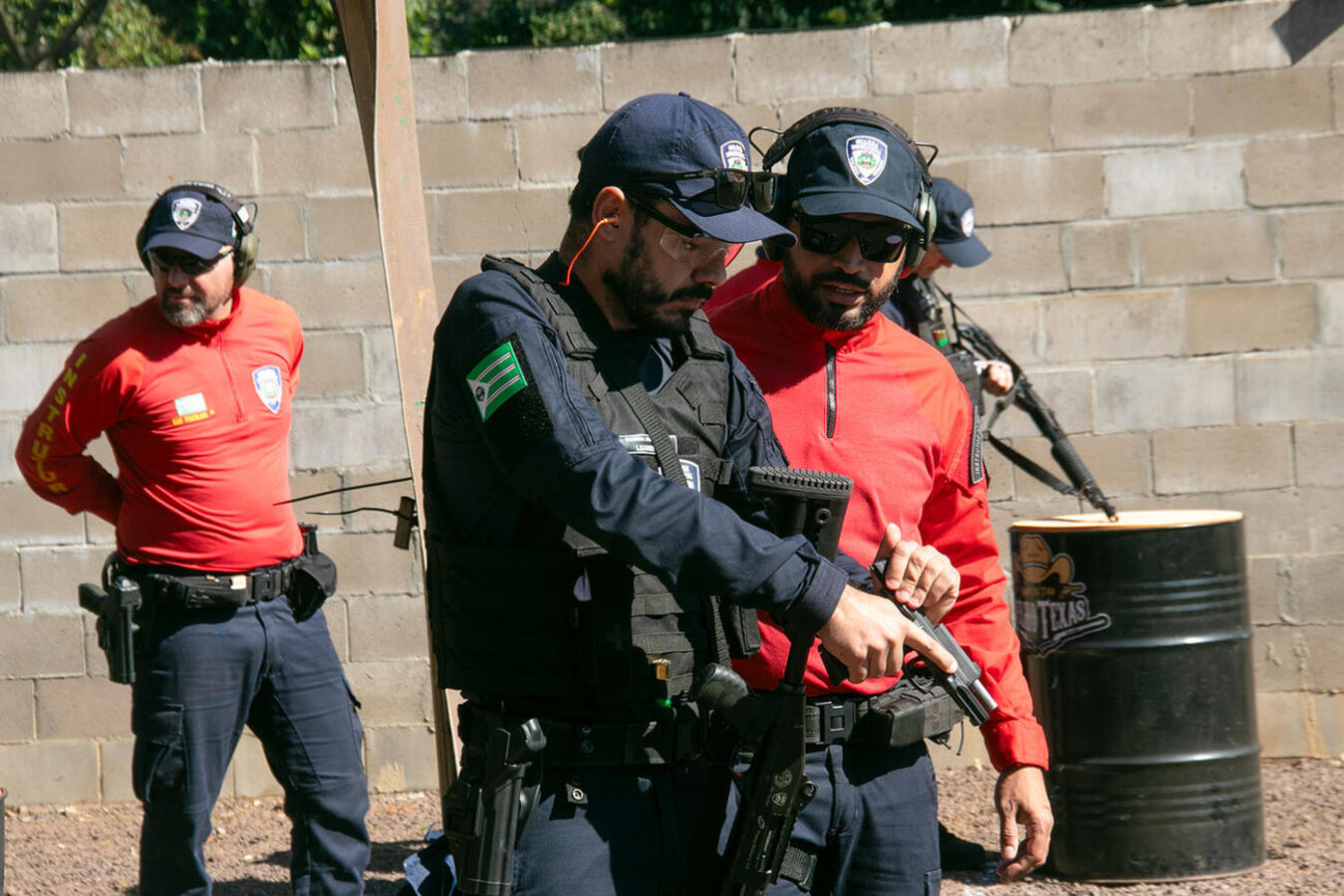 Efetivo da Guarda Municipal já habilitado ao uso de armas de fogo tem realizado estágio de 12 horas no Velho Texas; 1ª turma concluiu etapa na última quinta (9)