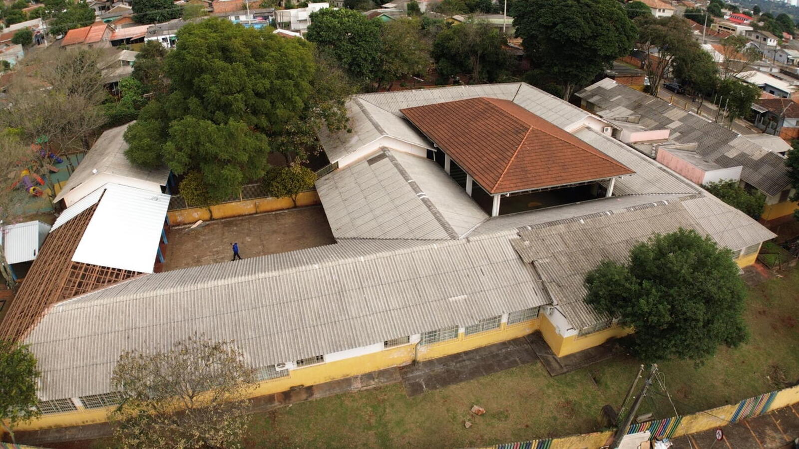 Orçada em R$ 4,08 milhões, obra em escola, localizada na Vila Boa Esperança, começou recentemente; neste momento, equipes realizam reparos no telhado 