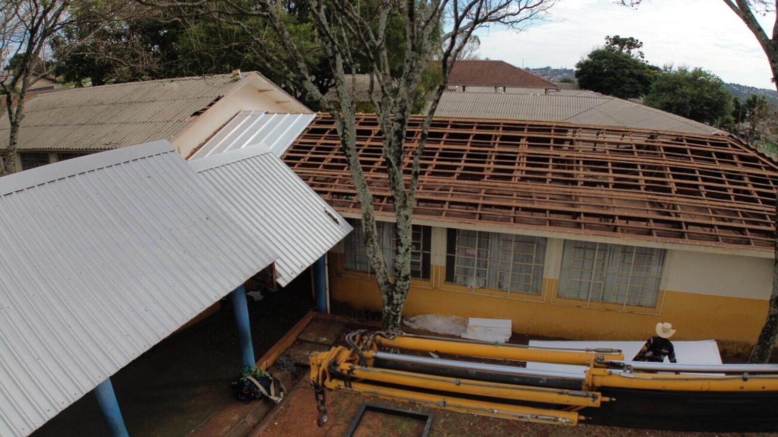 Orçada em R$ 4,08 milhões, obra em escola, localizada na Vila Boa Esperança, começou recentemente; neste momento, equipes realizam reparos no telhado 