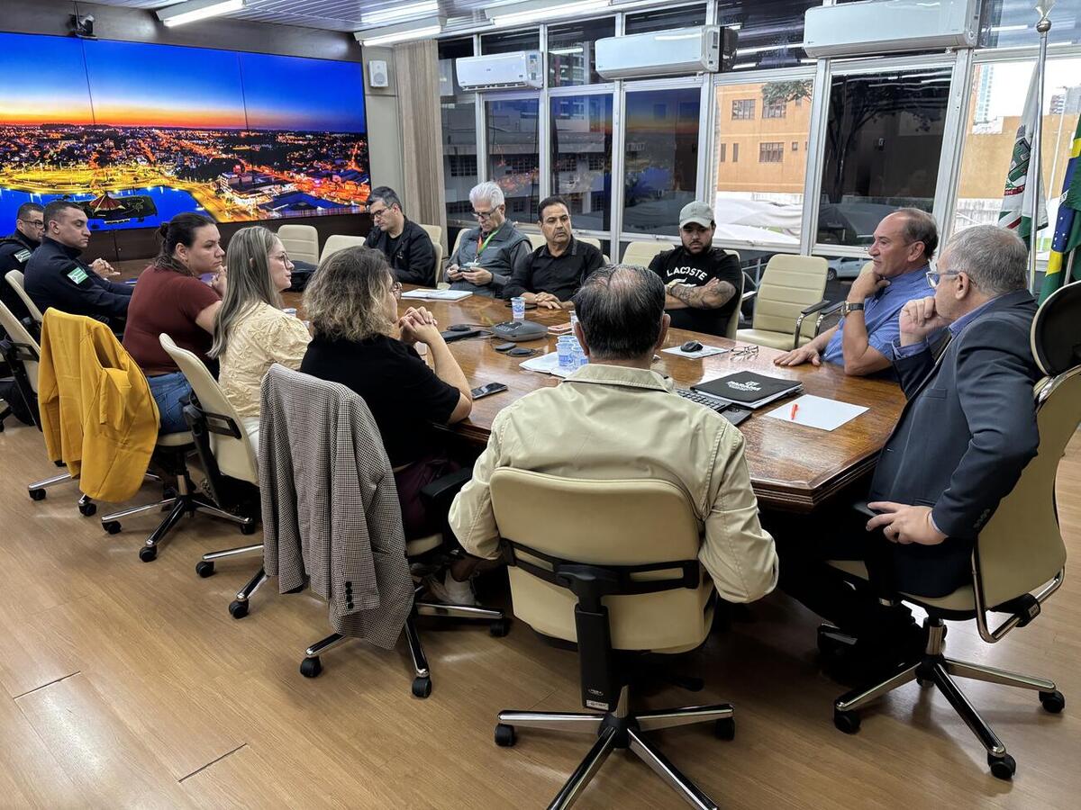 Reunião entre administração municipal e grupo de empresários abordou, nesta terça-feira (21), demandas da região e reforçou o diálogo entre as instituições