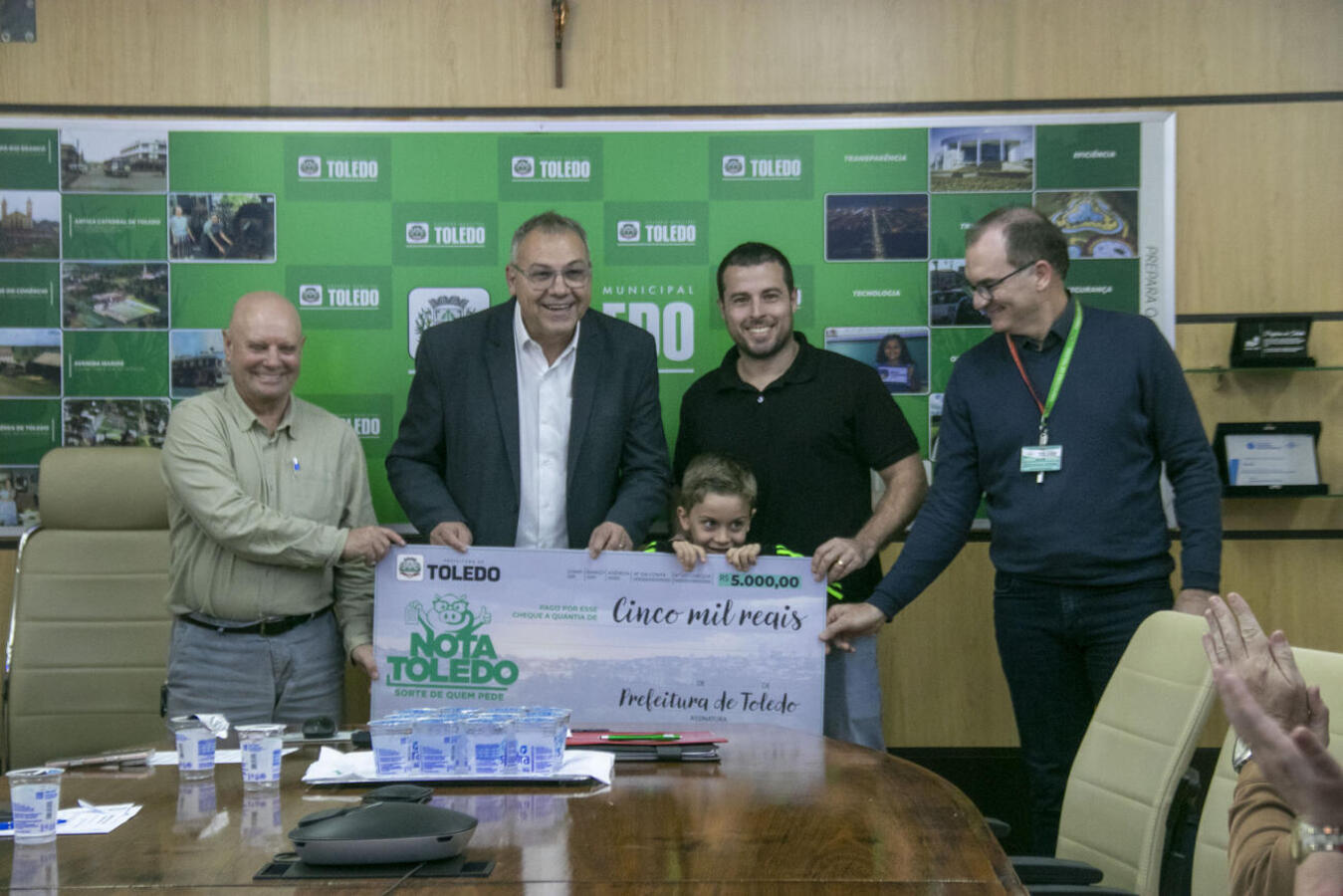 Ganhador do prêmio principal de junho recebeu cheque simbólico; próximo sorteio será realizado nesta terça-feira (15)