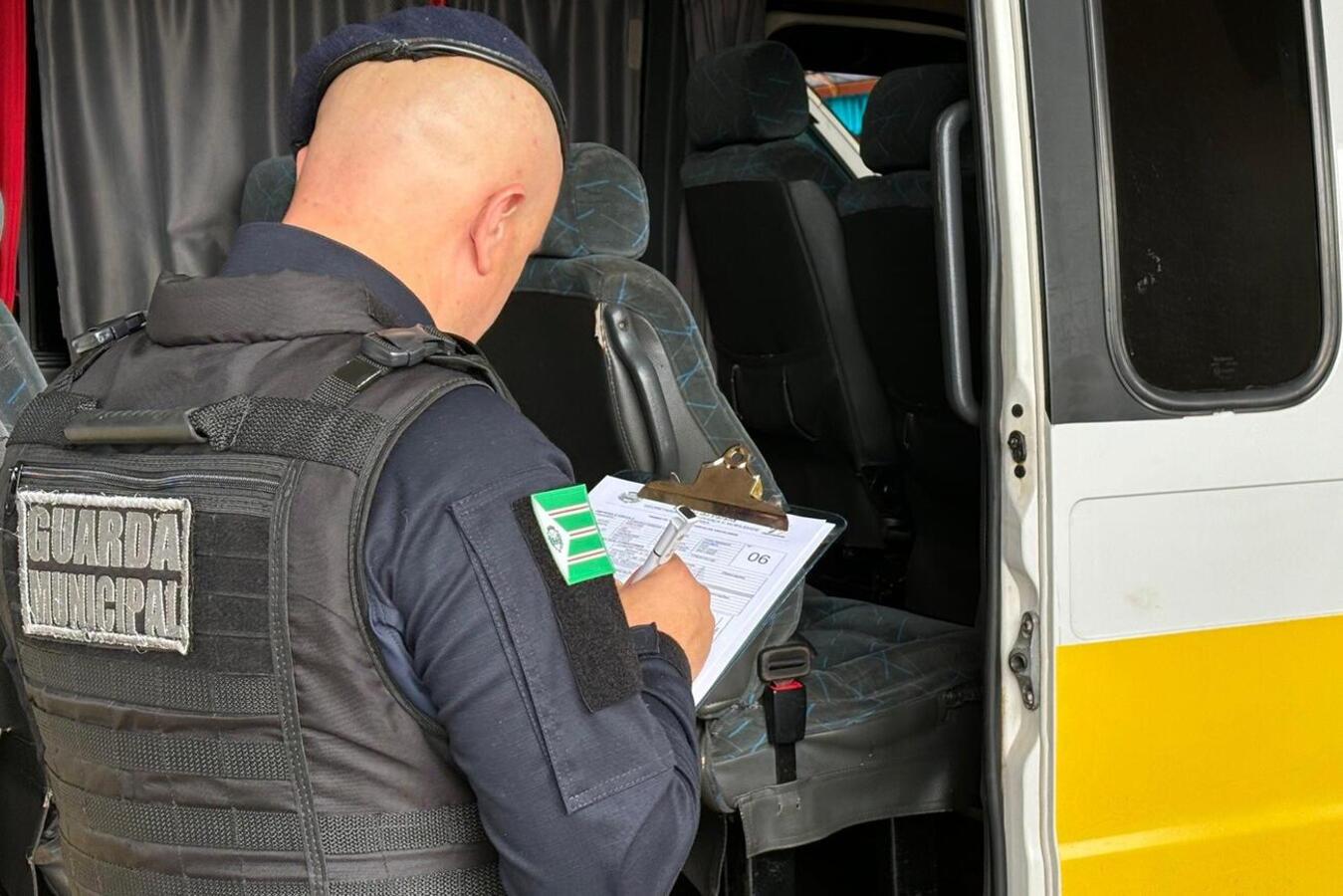 Vans, ônibus e micro-ônibus de empresas que prestam este serviço estão sendo inspecionados nesta semana pela Secretaria Municipal de Segurança e Trânsito