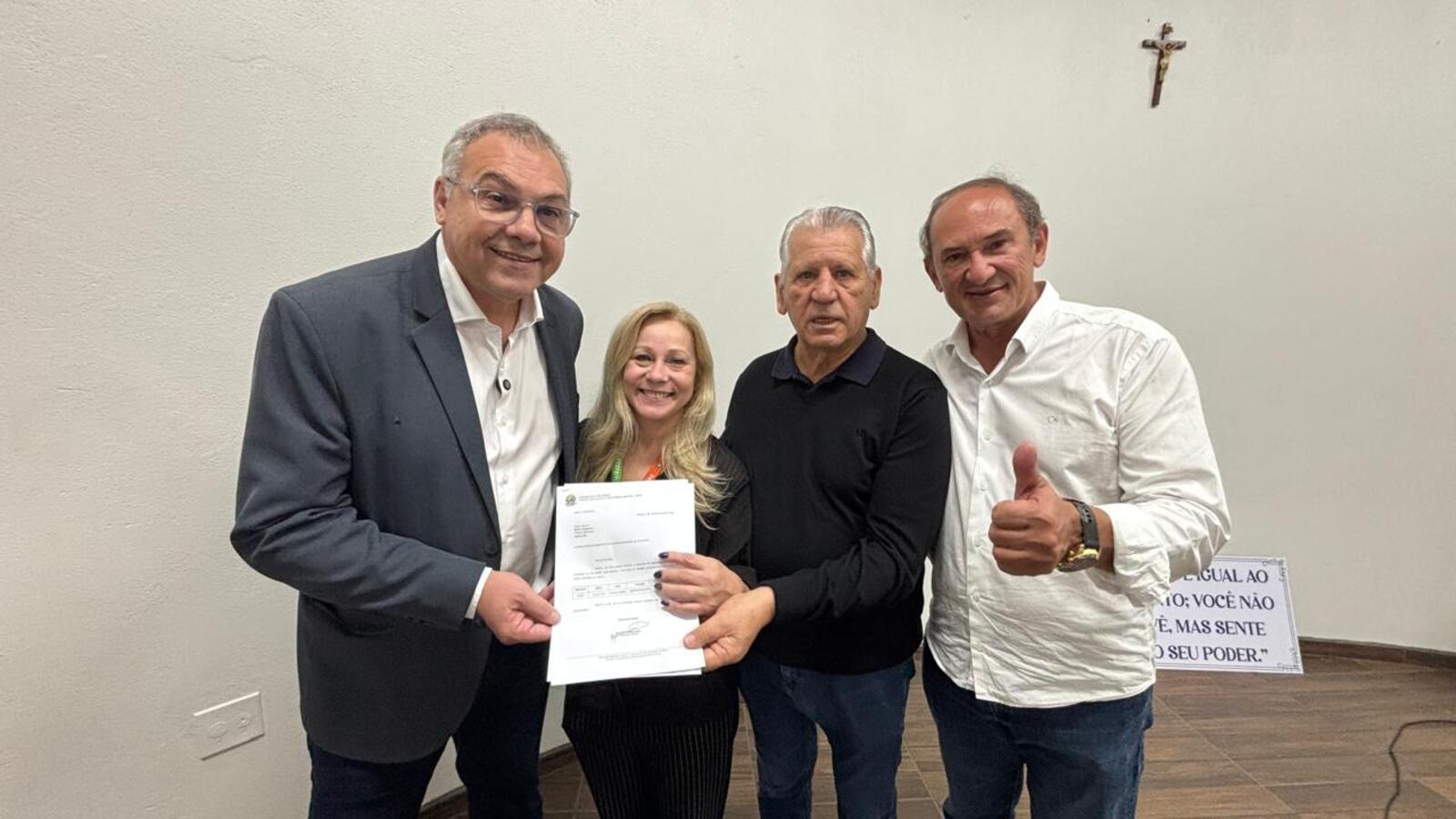 Deputado federal Dilceu Sperafico entregou nesta quarta-feira (1º) dois ofícios confirmando o repasse de aproximadamente R$ 725 mil para o setor da Saúde