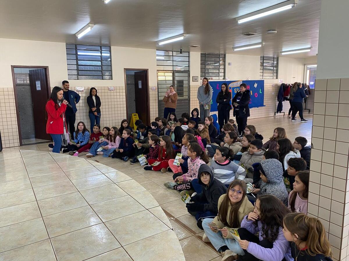 Iniciativa desenvolvida pela empresa Mix Ambiental, APMFs e Prefeitura de Toledo orienta alunos sobre o descarte correto do óleo de cozinha usado 