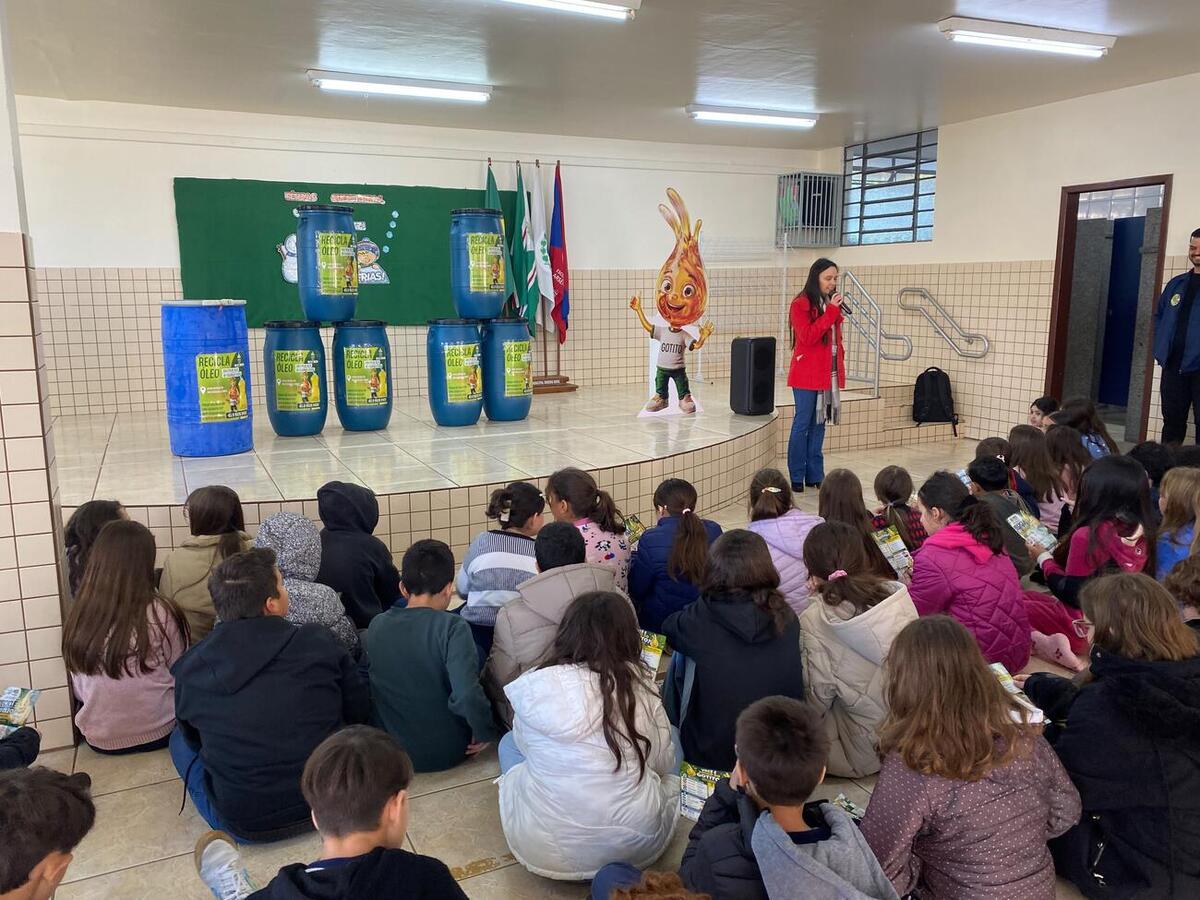 Iniciativa desenvolvida pela empresa Mix Ambiental, APMFs e Prefeitura de Toledo orienta alunos sobre o descarte correto do óleo de cozinha usado 
