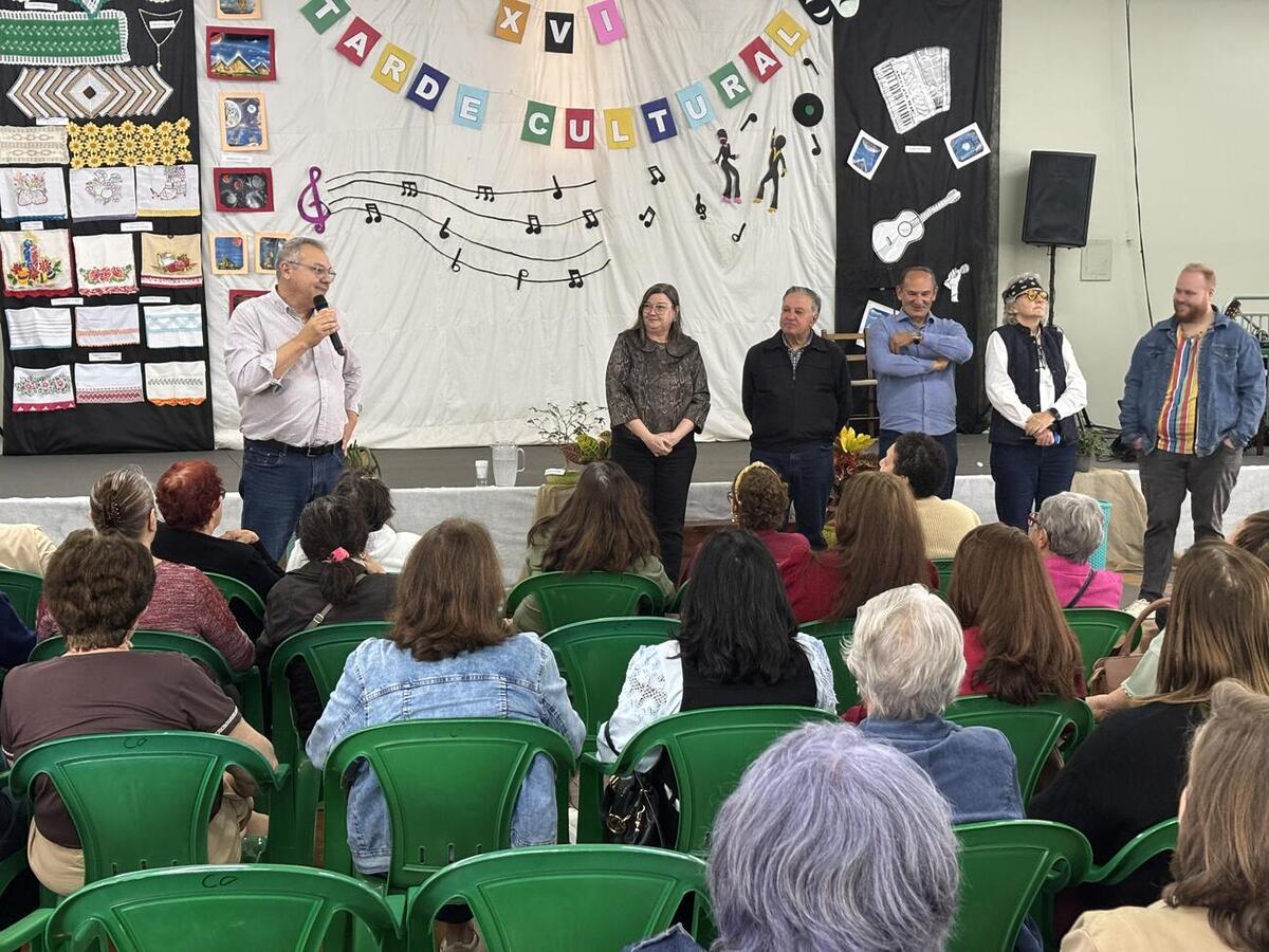 Evento teve apresentações culturais, exposição de artesanato e atividades em comemoração ao Dia dos Avós