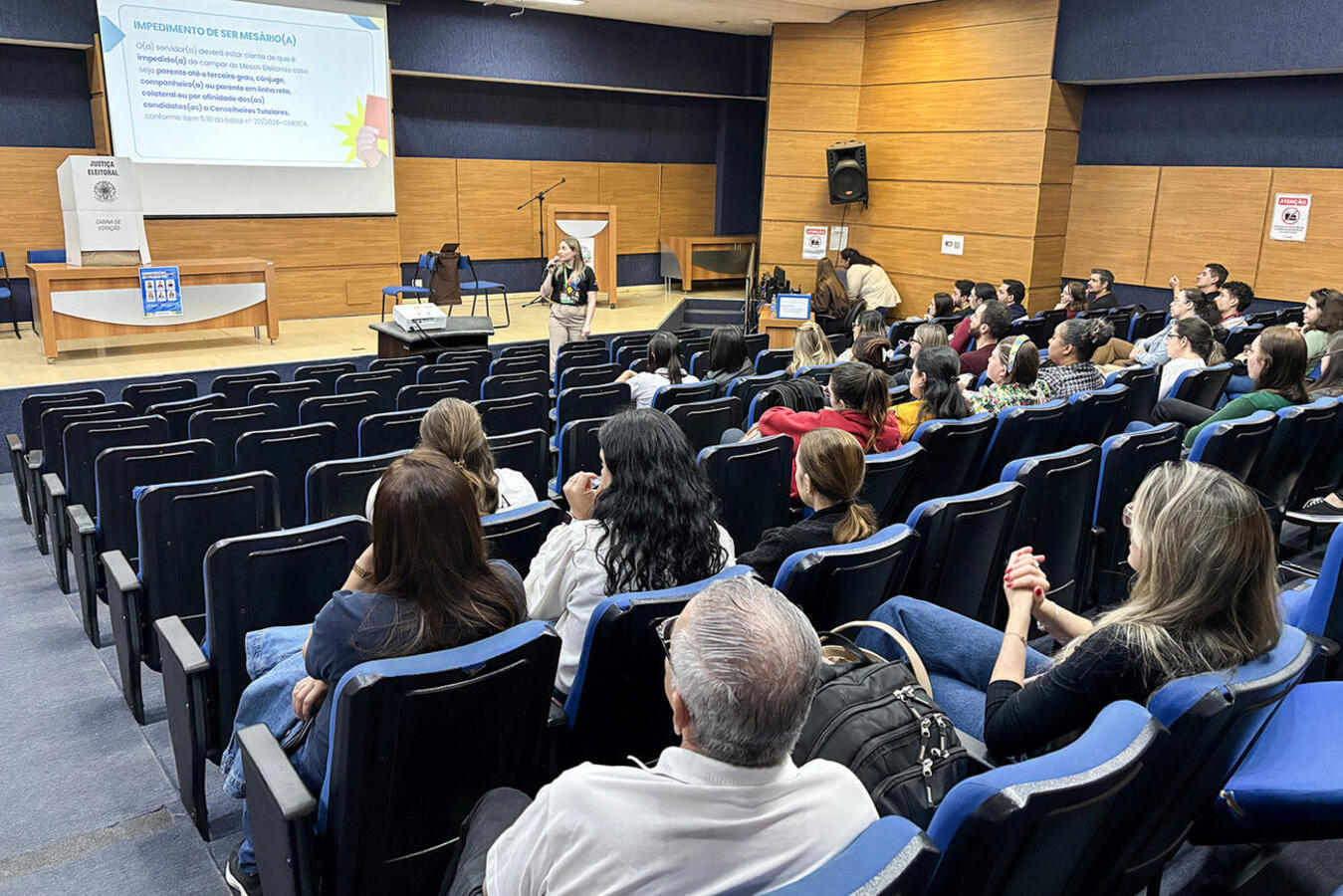 Servidores que trabalharão no pleito, marcado para o próximo dia 30, participaram de encontro realizado na tarde desta segunda-feira (24) no Auditório Acary OIiveira 