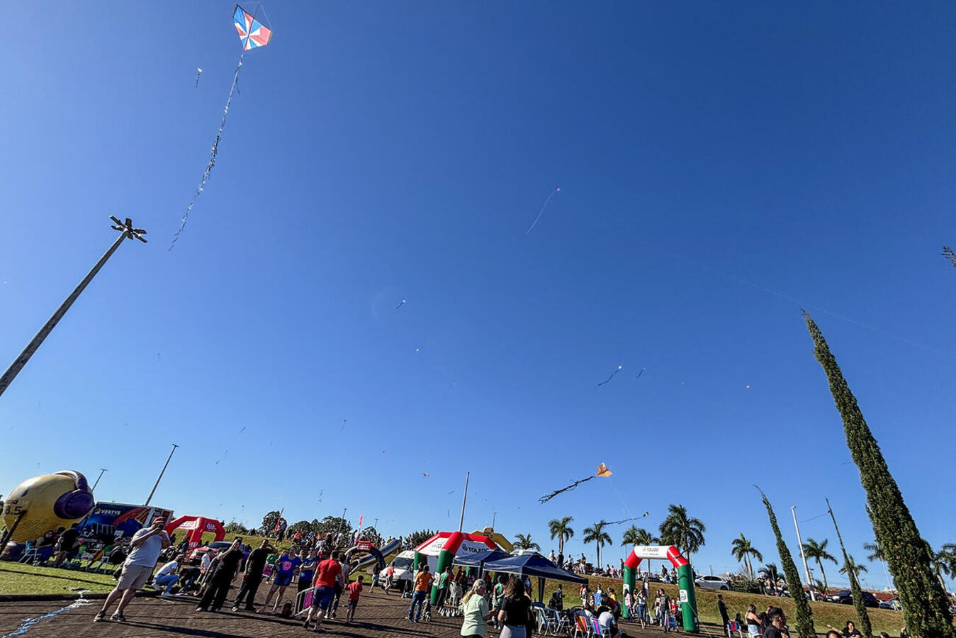 Ação da Secretaria Municipal de Esportes e Lazer, na tarde de domingo (23), teve a distribuição gratuita de 500 kits e outras opções de lazer para a criançada