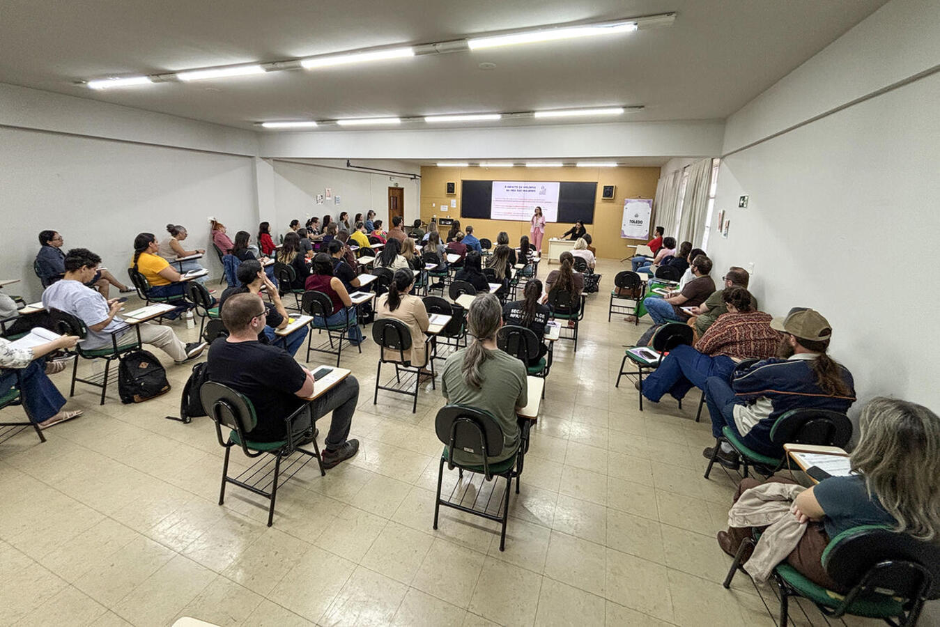 Secretária da Mulher, Eliane Bombardelli, ministrou, na manhã desta sexta (28) a primeira palestra voltada a servidores públicos municipais e membros de conselhos