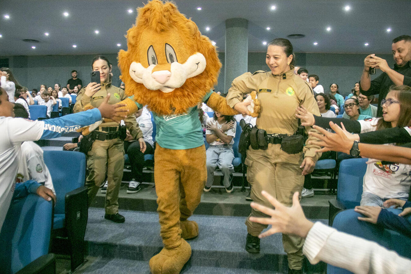 Formatura do Programa Educacional de Resistência às Drogas e à Violência realizada no Teatro Municipal, na manhã desta quarta (26), foi prestigiada por várias autoridades
