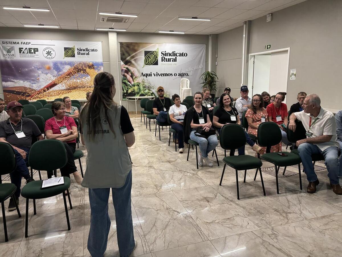 Capacitação realizada nesta sexta-feira (14) reuniu produtores e tratou de cuidados desde o manejo dos animais até a entrega do leite à indústria