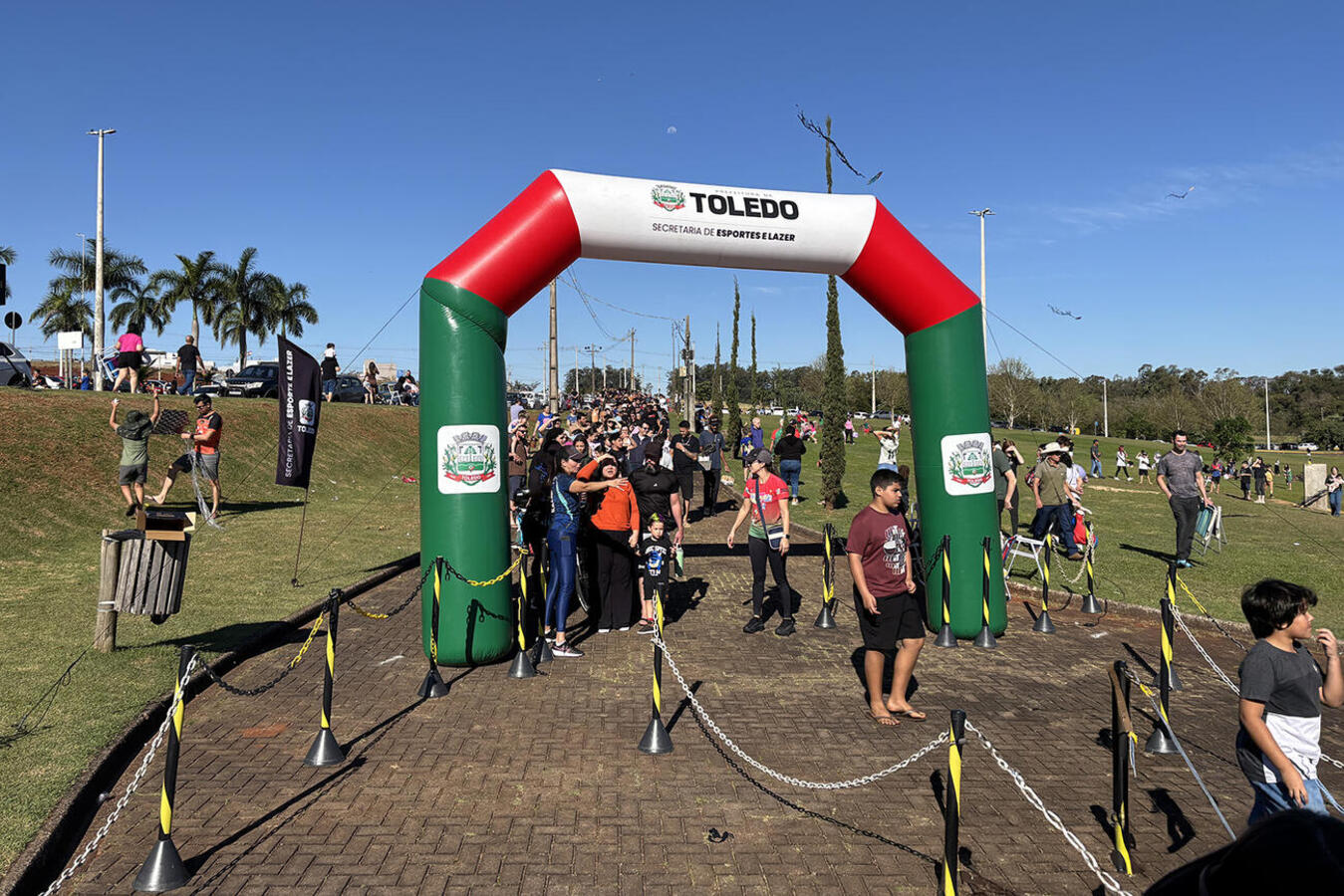 Ação da Secretaria Municipal de Esportes e Lazer, na tarde de domingo (23), teve a distribuição gratuita de 500 kits e outras opções de lazer para a criançada