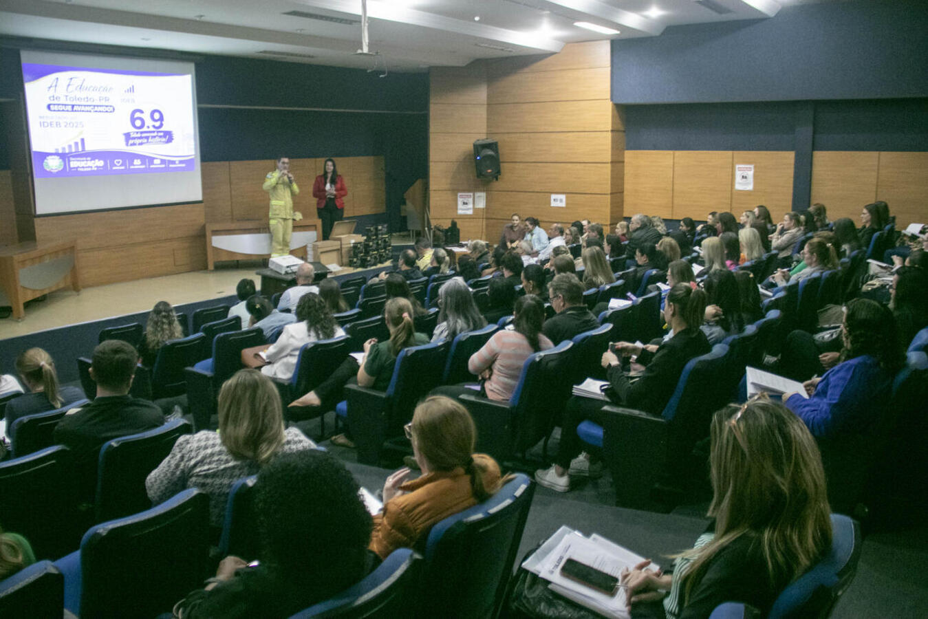 Encontro reuniu gestores das redes municipal, estadual e privada e teve entrega simbólica de equipamentos para 18 escolas municipais
