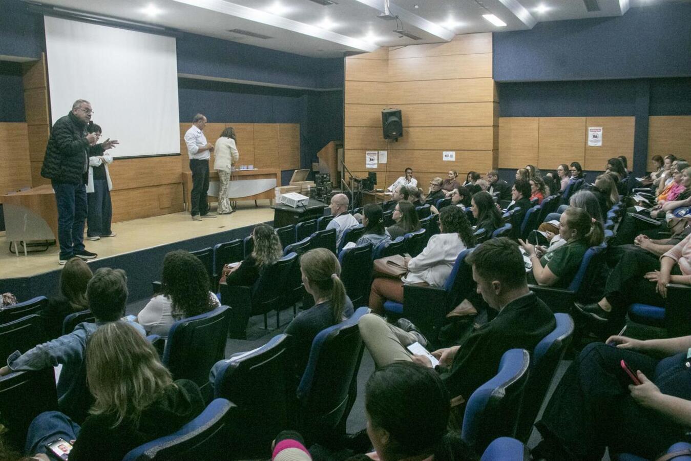 Encontro reuniu gestores das redes municipal, estadual e privada e teve entrega simbólica de equipamentos para 18 escolas municipais