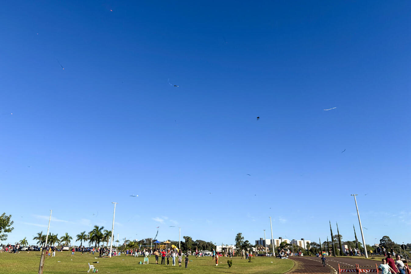 Ação da Secretaria Municipal de Esportes e Lazer, na tarde de domingo (23), teve a distribuição gratuita de 500 kits e outras opções de lazer para a criançada