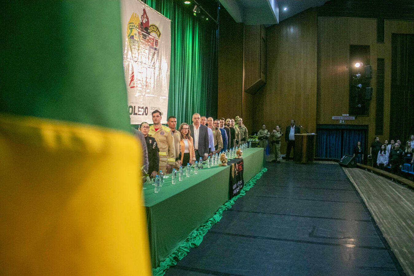 Formatura do Programa Educacional de Resistência às Drogas e à Violência realizada no Teatro Municipal, na manhã desta quarta (26), foi prestigiada por várias autoridades