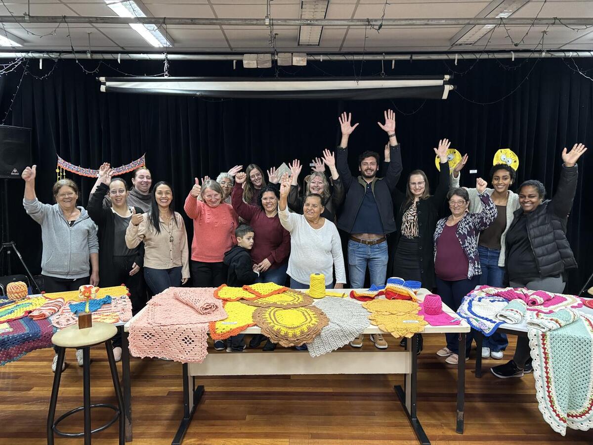 Participantes dos cursos de crochê e artesanato em vidros do CEU das Artes apresentaram seus trabalhos no encerramento do semestre