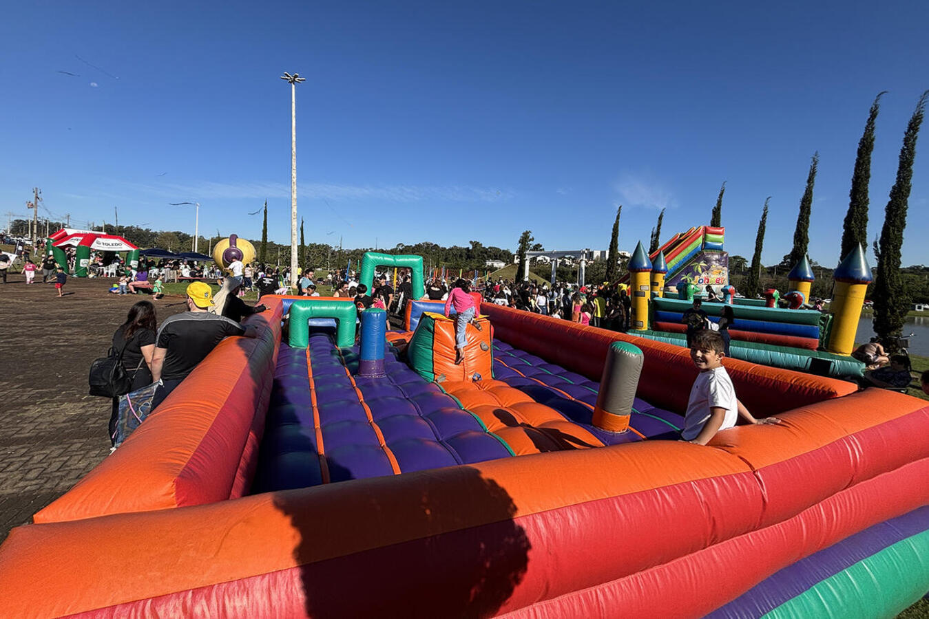 Ação da Secretaria Municipal de Esportes e Lazer, na tarde de domingo (23), teve a distribuição gratuita de 500 kits e outras opções de lazer para a criançada