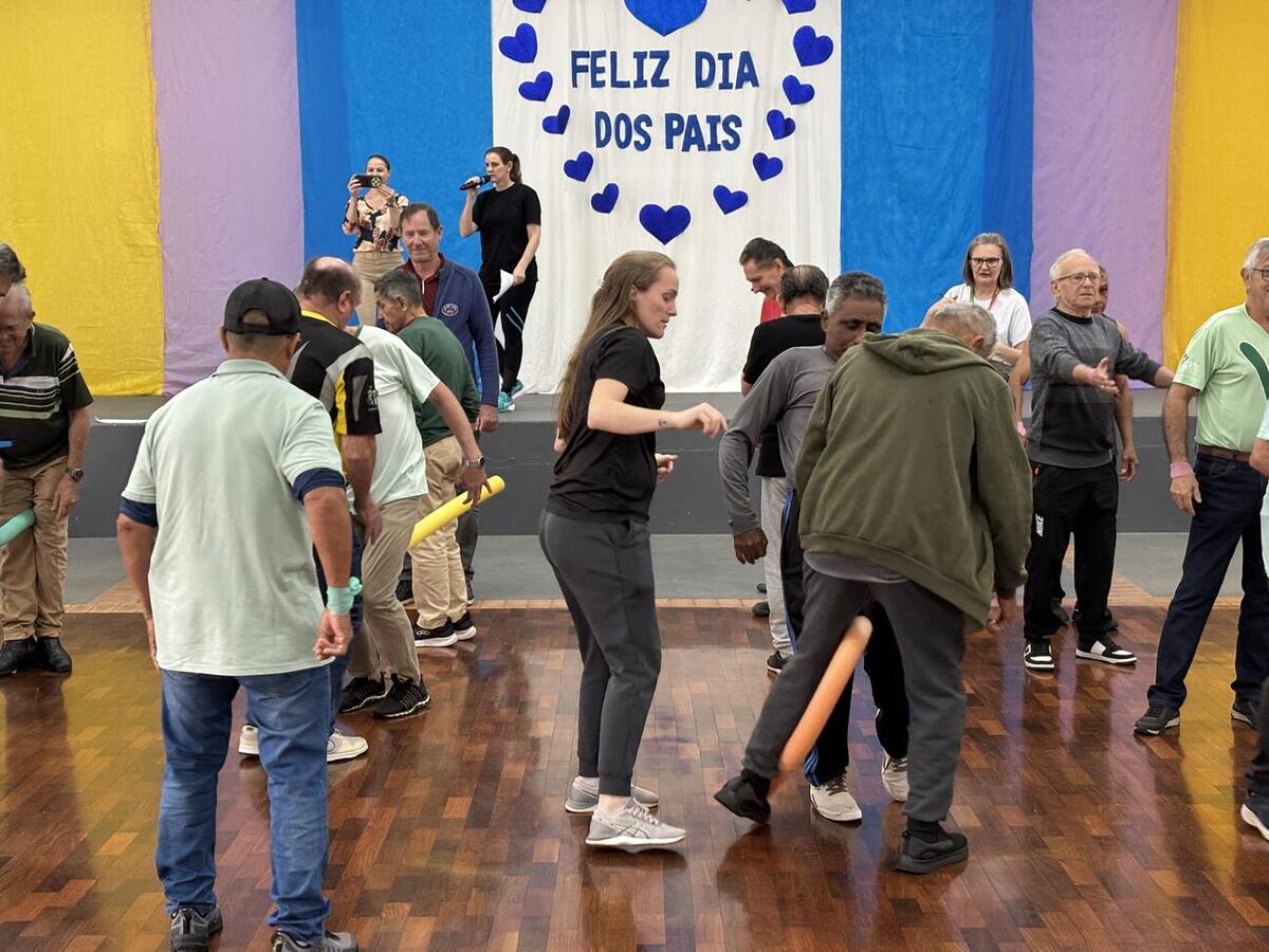 Atividade exclusiva para homens, realizada na manhã desta quarta-feira (5), contou com brincadeiras em equipe, homenagens, danças e café da manhã