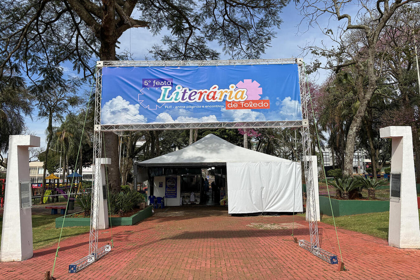 Abertura oficial da edição 2026 da Festa Literária de Toledo ocorreu no sábado (1º); no dia seguinte, vencedores do Paulo Leminski e do Edy Braun foram conhecidos