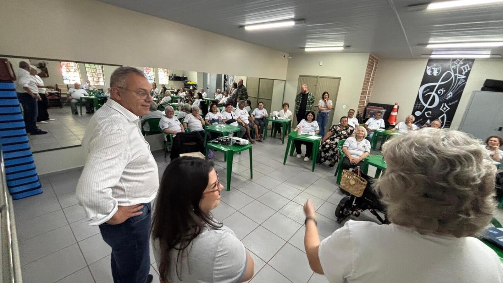 Iniciativa promove envelhecimento ativo, convivência e acesso a informações; formandos poderão atuar como monitores protagonistas nas próximas turmas