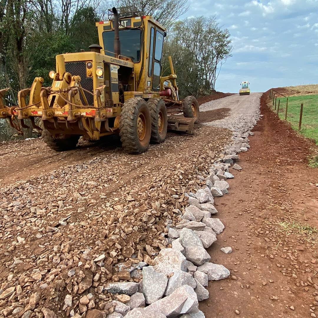 Motonivaldora adequando estrada rural não asfaltada 