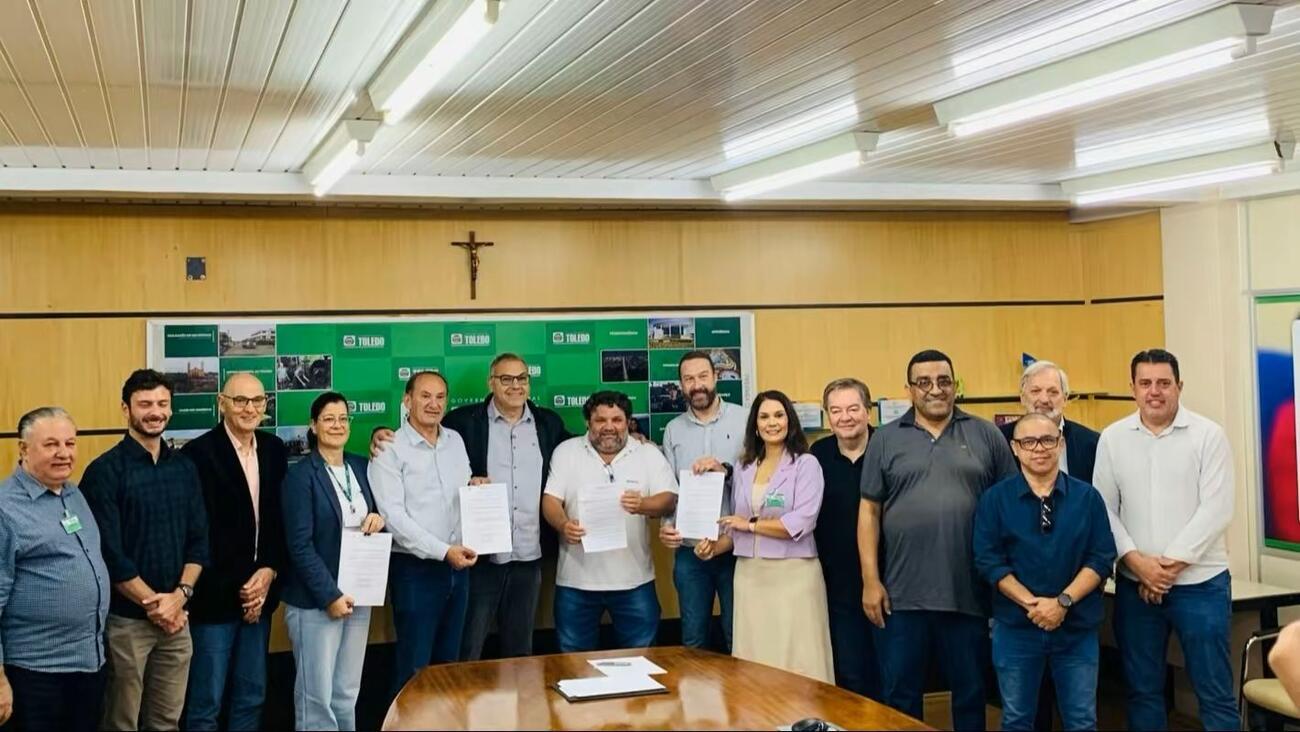 Foto da nossa secretária com o Prefeito, Vice-prefeito e vereadores.