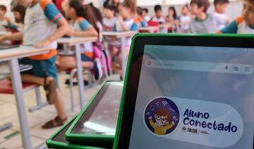 Alunos do 4º ano da Escola Reinaldo Arrosi recebem tablets