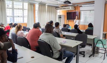 Curso de português para imigrantes visa habilitar os alunos a falarem, lerem e escreverem no nosso idioma, inserindo-os no contexto social e cultural do Brasil