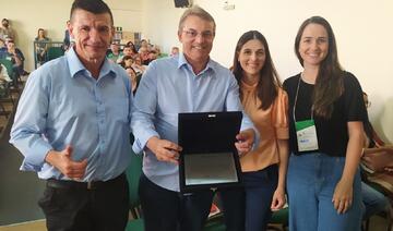 Ao lado do prefeito Beto Lunitti, o diretor Luiz Carlos Bazei e as nutricionistas da Cozinha Social, Denise Hoffmann e Vanesa Correa, foram homenageados