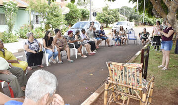 Com auxílio de estudantes dos cursos de barbeiro e cabeleireiro do Senac/PR, os 16 alunos do curso de cuidadores de idosos ofereceram várias atividades aos 23 moradores do Recanto Feliz