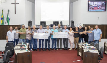 Entrega de simbólica de cheques, referentes a devoluções de sobras de 2021 e 2022, ocorreu na tarde desta quinta (22) no início da sessão extraordinária da Casa