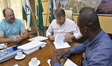Ato foi realizado na manhã desta terça (17) na Sala de Reuniões do Gabinete do Prefeito e teve a presença de representantes de empresas vencedoras de licitações