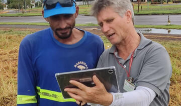 Com uso de tablet, atendimento a protocolos de roçada e varrição em imóveis do município ficou mais célere e assertivo, evitando desperdício de tempo e recursos