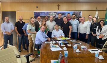 Decreto que dá nome ao Centro de Iniciação Esportiva foi assinado na manhã desta segunda-feira (27), após reunião do prefeito e do vice com o secretariado municipal