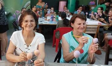 Foram coloridas 1.200 unidades do ornamento que será colocado em árvore que será ponto central de evento marcado para o Domingo de Ramos (2/4)