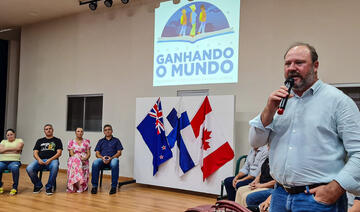 Executivo Municipal participa de entrega de passagens para professoras do Estado