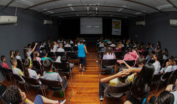 Turmas do 3º e 4º anos do período vespertino da Escola Ivo Welter tiveram uma tarde especial nesta segunda-feira (6). Eles foram o Centro de Esportes e Artes Unificado (CEU das Artes) para prestigiar a re-estreia do Cine CEU, projeto da Secretaria da Cultura que promove a exibição gratuita de filmes no cine-teatro do Centro de Esportes e Artes Unificado (CEU das Artes). Após viverem uma experiência de imersão em um cenário com elementos presentes nas grandes salas de cinema, o grupo, com cerca de 90 criança