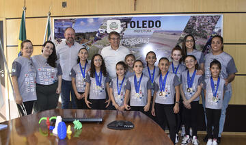 Campeãs paranaenses de ginástica artística são recepcionadas pelo prefeito e vice