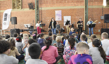 Instituição no La Salle recebeu nesta segunda (26) duas apresentações da Banda Casa da Cultura; projeto seguirá por toda a rede municipal de ensino até setembro 