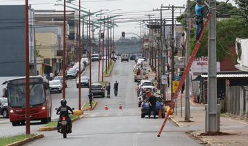 Com apoio da Guarda Municipal, equipes da companhia estão realizando o corte de cabos telefônicos e fibra óptica desativados; trabalho segue por toda a semana