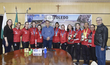 Sob o comando da técnica Solange Paludo, as ginastas Geane Silva, Samara Sibin e Maria Eduarda Alexandre conquistaram o título nacional por equipes