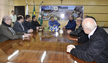 Sala de Reuniões do Gabinete do Prefeito foi palco, na manhã desta terça-feira (18), de encontro entre Beto Lunitti e o chefe do Executivo da “Cidade Canção”