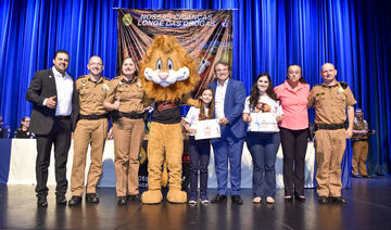 Prestigiadas por autoridades políticas, empresariais e militares, formatura de mais de 680 estudantes da 42ª turma do programa ocorreu nesta quarta-feira (30) no Teatro Municipal 