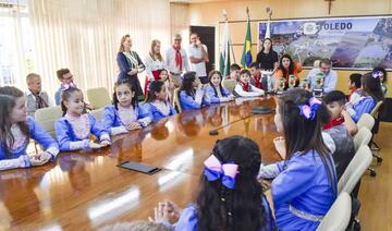 Prefeito de Toledo recebe visita dos premiados no 15º FENART